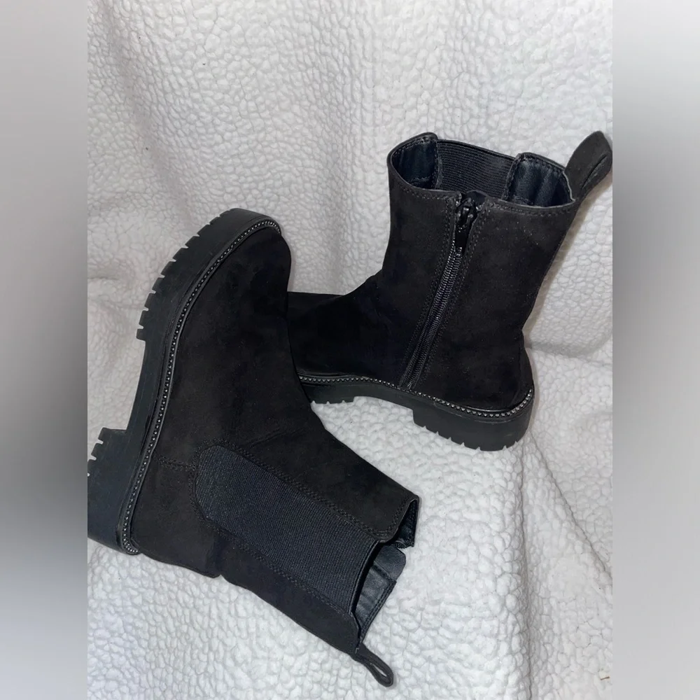 Time & Tru Women's Black Suede Boots Preowned - Picture 1 of 10